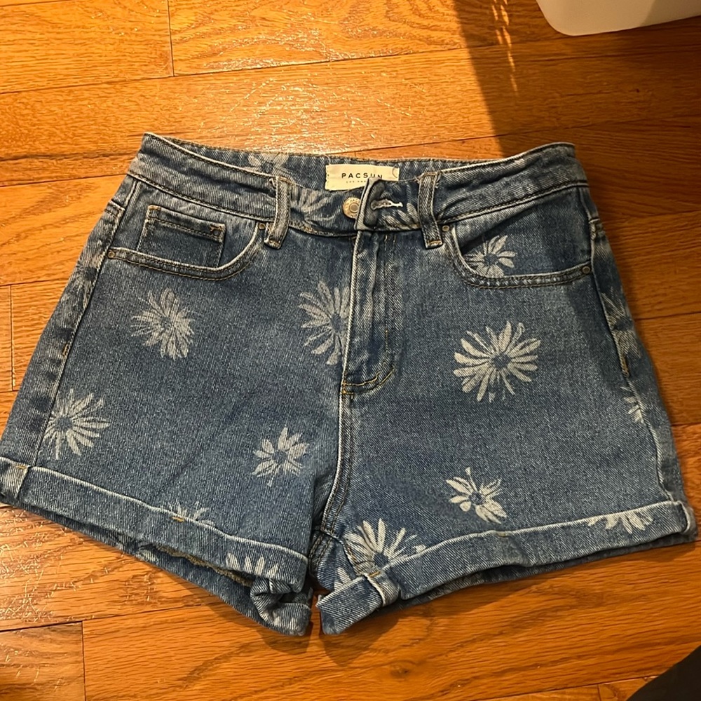 FLORAL JEAN SHORTS.